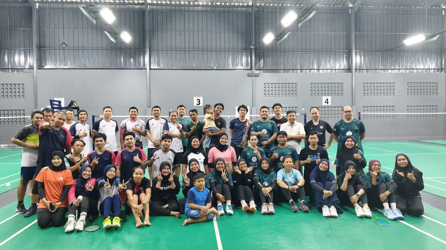Foto bersama pemain Fokus Badminton dan Birdiemates setelah friendly match.