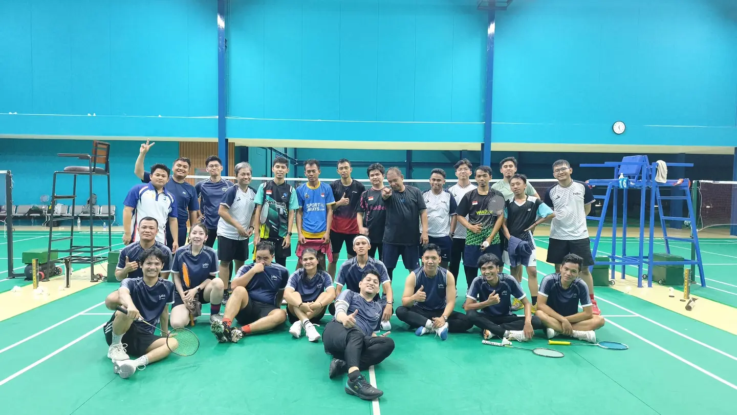 Foto bersama pemain Fokus Badminton dan YTTA di lapangan badminton.