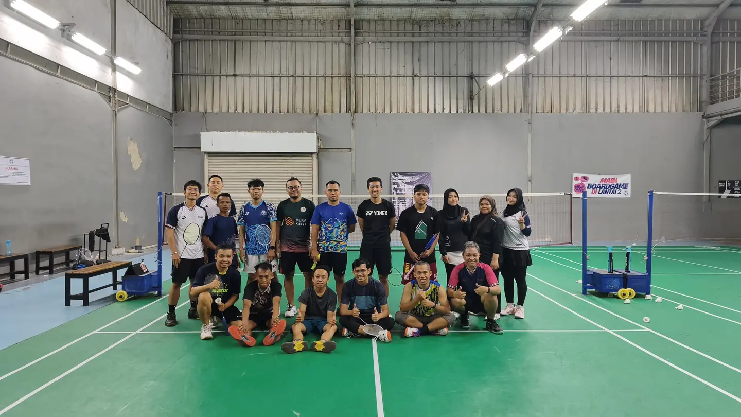 Foto bersama pemain Fokus Badminton dan Birdiemates setelah friendly match.