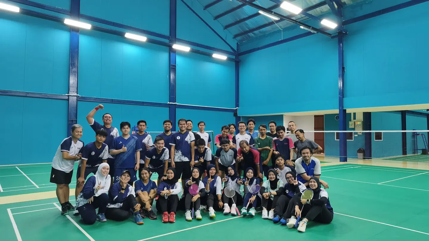 Foto bersama pemain Fokus Badminton dan Bulu Reborn setelah friendly match.