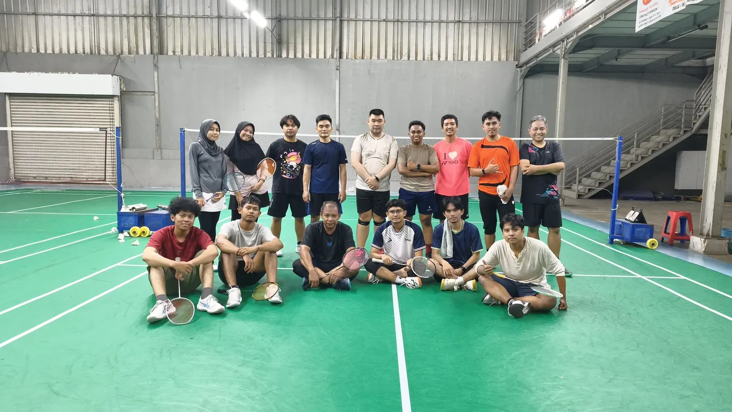 Kegiatan mabar mingguan bersama anggota Fokus Badminton, foto 5.