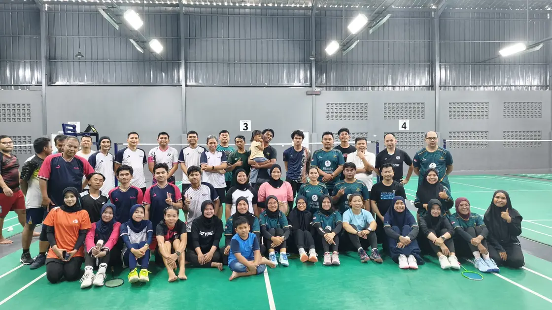 Peserta friendly match Fokbad bersama Birdiemates berfoto di lapangan bulu tangkis.