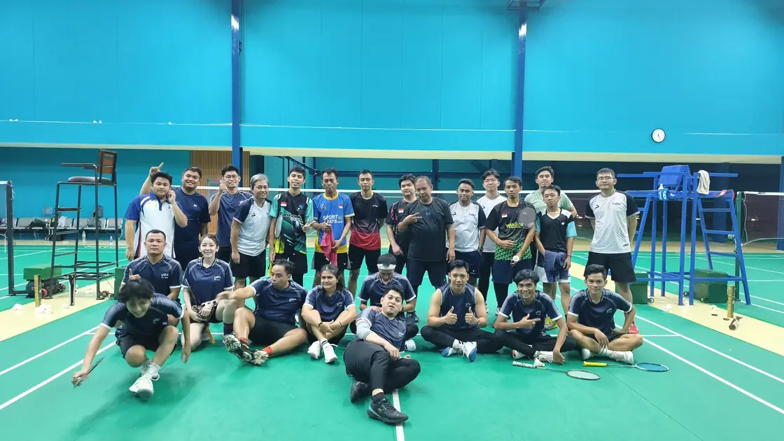 Pemain badminton berfoto bersama seusai friendly match dengan komunitas YTTA.