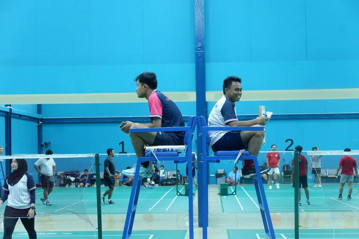 Momen santai anggota di kursi wasit.