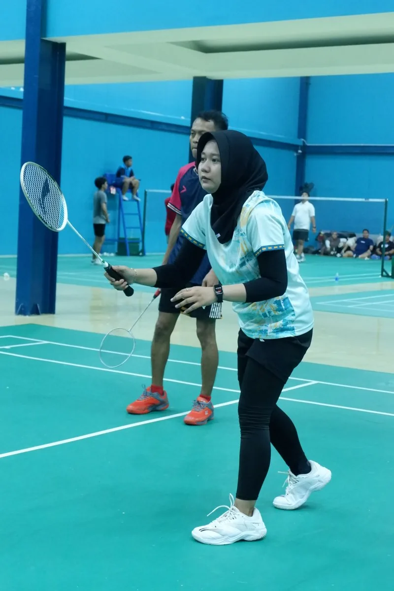 Pemain perempuan bersiap menerima kok.