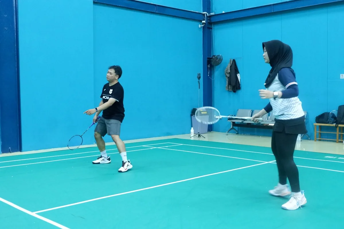 Pasangan ganda berjaga di lapangan.
